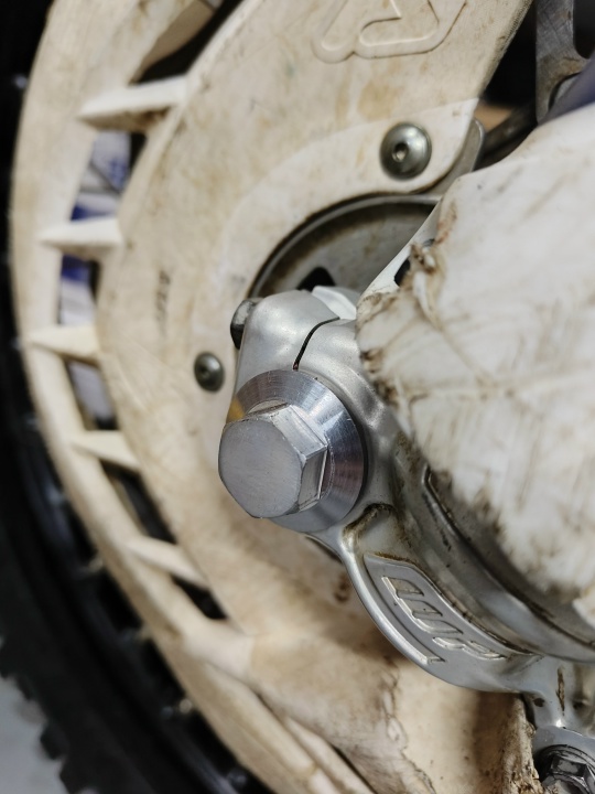 Болт переднего колеса KTM Tpi, Husq. Tpi, Gas Gas Tpi (Без защиты тормозного диска, стандартный)