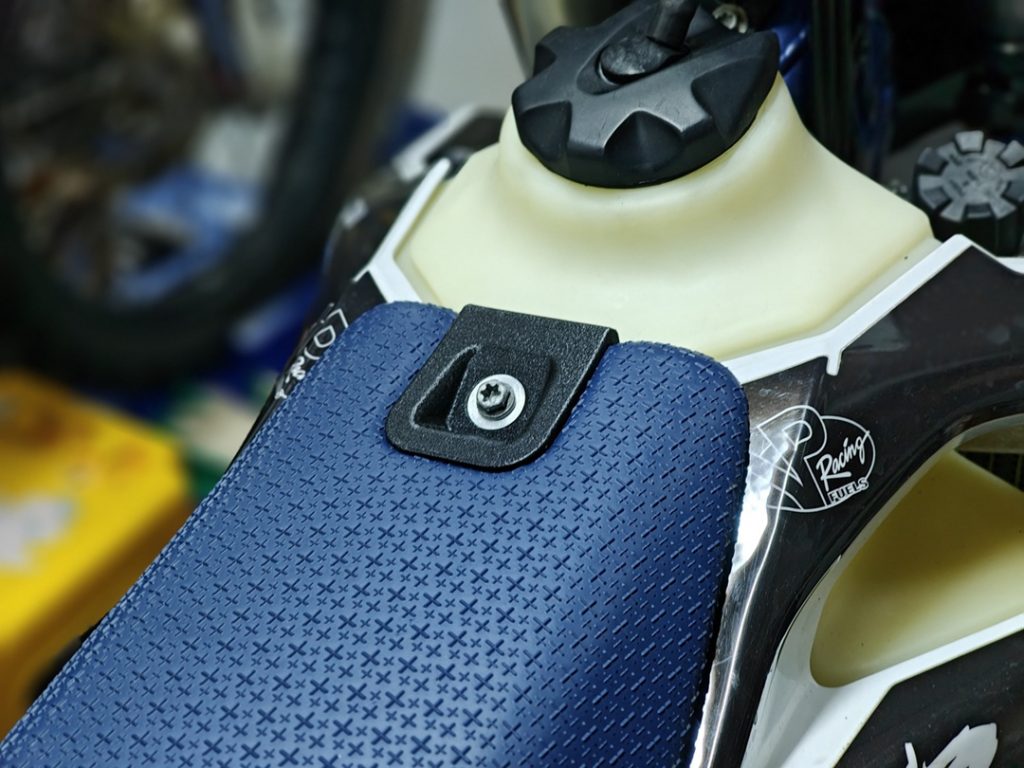 Замок (фиксатор) сиденья Husqvarna